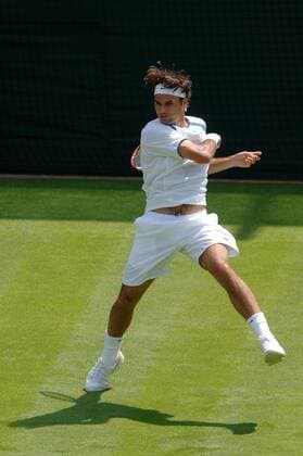 Roger Federer (Schweiz) - Vorhand Tennis Herren All England Championships 2005, Grand Slam, ATP Tour, Rasen, Rasenplatz, Rasentennis, Rasenturnier Einzelbild Wimbledon London Dynamik,