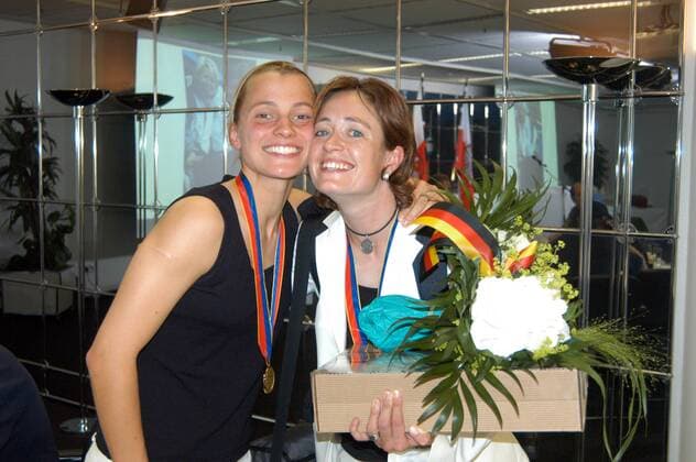Deutschland ist Europameister 2005 - Sarah Günther (li.) und Renate Lingor Fußball EM Damen Europameisterschaft 2005, Nationalmannschaft, Nationalteam, Frauen, Frauenfußball Gruppe Flughafen, Ankunft, Empfang Frankfurt M. Freude,