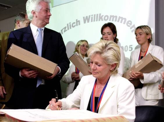 Deutschland ist Europameister 2005 - Co Trainerin Silvia Neid (re.) darf sich in das goldene Buch der Stadt Frankfurt am Main eintragen, li. Bürgermeister Achim Vandreike (SPD Sportdezernent Frankfurt) Fußball EM Damen Europameisterschaft 2005, Nationalmannschaft, Nationalteam, Frauen, Frauenfußball, Assistentin Gruppe Assistent, Assistenztrainer, Assistenztrainerin Frankfurt M.