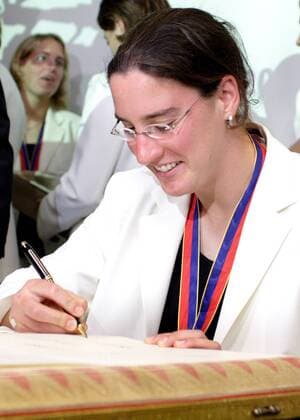Deutschland ist Europameister 2005 - Birgit Prinz darf sich in das goldene Buch der Stadt Frankfurt am Main eintragen Fußball EM Damen Europameisterschaft 2005, Nationalmannschaft, Nationalteam, Frauen, Frauenfußball Einzelbild Frankfurt M.