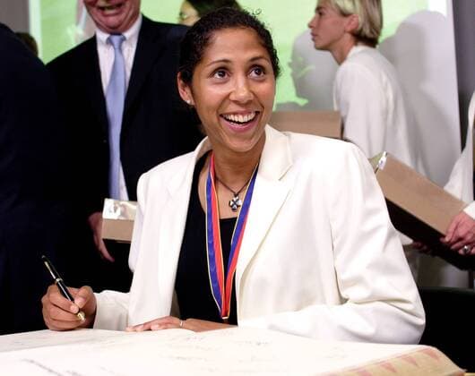 Deutschland ist Europameister 2005 - Steffi Jones darf sich in das goldene Buch der Stadt Frankfurt am Main eintragen Fußball EM Damen Europameisterschaft 2005, Nationalmannschaft, Nationalteam, Frauen, Frauenfußball, Einzelbild Frankfurt M. Freude,