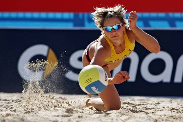 Laura Ludwig (Deutschland) hechtet zum Ball Beachvolleyball WM Damen Swatch FIVB Weltmeisterschaft 2005, Beach Einzelbild Berlin Dynamik,