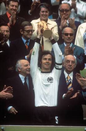 Franz Beckenbauer (vorn) präsentiert den FIFA Weltpokal, Bundespräsident Walter Scheel (li., beide BR Deutschland) hoch erfreut Fußball WM Herren Weltmeisterschaft 1974, Länderspiel, Nationalmannschaft, Nationalteam, Nationaltrikot, Vdia Gruppe München Freude,