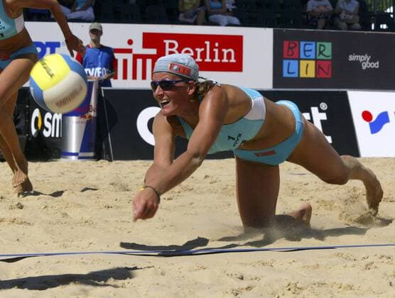 Ines Pianka (Deutschland) - Feldabwehr Beachvolleyball WM Damen Swatch FIVB Weltmeisterschaft 2005, Beach Einzelbild Berlin Dynamik, Abwehr,