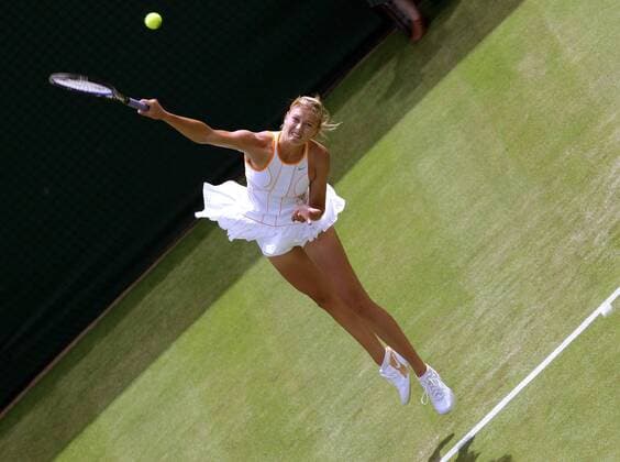 Maria Sharapova (Rußland) - Aufschlag Tennis Damen All England Championships 2005, Grand Slam, ATP Tour, Einzelbild Wimbledon London Dynamik, Höhe,