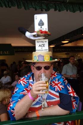 Britisches Fanoriginal genehmigt sich ein Bier Tennis Herren All England Championships 2005, ATP Tour, Grand Slam Einzelbild Wimbledon, Pik As, Pikas London, trinken, Durst, durstig, Getränk, Alkohol Komik
