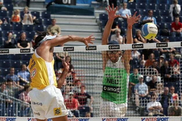 Ricardo Santos (Brasilien, li.) schmettert den Ball am Block von Emiel Boersma (Niederlande) vorbei Beachvolleyball Herren Swatch FIVB Weltmeisterschaft 2005, Beach Gruppe Berlin Dynamik,