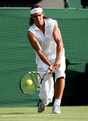Rafael Nadal (Spanien) - beidhändige Rückhand Tennis Herren All England Championships 2005, Grand Slam, ATP Tour, Rasen, Rasenplatz, Rasentennis, Rasenturnier Einzelbild Wimbledon London Dynamik,