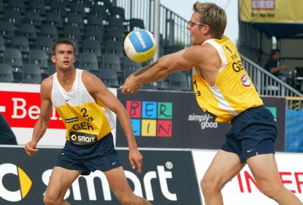 David Klemperer (re.) - Zuspiel auf Eric Koreng (beide Deutschland) Beachvolleyball WM Herren Swatch FIVB Weltmeisterschaft 2005, Beach, Vdig Gruppe Berlin