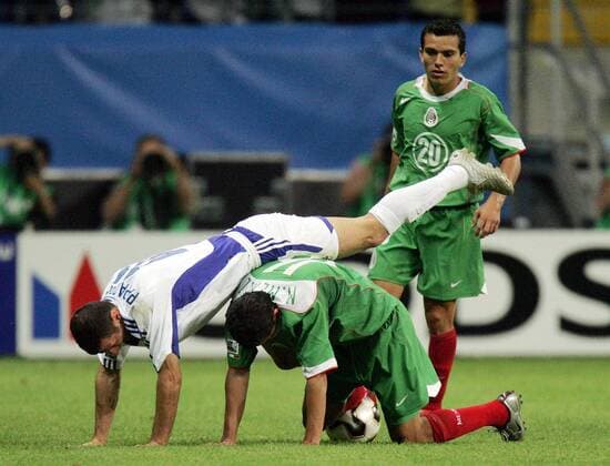 Mario Mendez (Mexiko) und Dimitros Papadopoulos (Griechenland) Fußball Länderspiel Herren Confederations Cup 2005, Confederationscup, Länderspiel, Griechenland - Mexiko 0:0, Gruppe Frankfurt M. ,