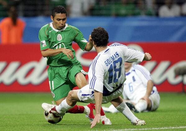 Ioannis Goumas (Griechenland, re.) gegen Ramon Morales (Mexiko) Fußball Länderspiel Herren Confederations Cup 2005, Confederationscup, Länderspiel, Griechenland - Mexiko 0:0 Gruppe Frankfurt M. Dynamik, Kampf,