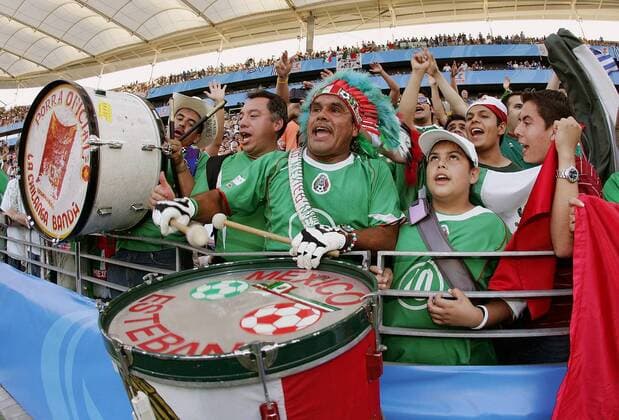 Mexiko Fans um den Trommler Esteban sorgen für Stimmung Fußball Länderspiel Herren Confederations Cup 2005, Confederationscup, Konföderationencup, Konföderationen, Confed, Länderspiel Totale Frankfurt M. Begeisterung, Freude,