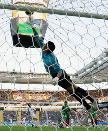 Torwart Oswaldo Sanchez (Mexiko) - Torwartparade Fußball Länderspiel Herren Confederations Cup 2005, Confederationscup, Konföderationencup, Konföderationen, Länderspiel Totale Nationalmannschaft, Nationalteam, Nationaltrikot Frankfurt M. Dynamik, Höhe, Abwehr