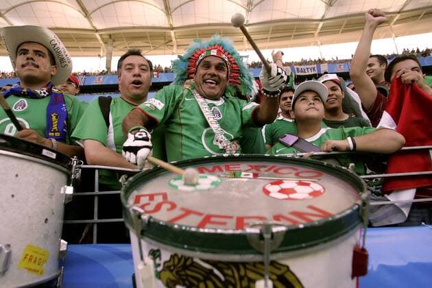 Mexicofan Esteban (Mitte) sorgt mit seiner Pauke im mexikanischen Fanblock für Stimmung Fußball Länderspiel Herren Confederations Cup 2005, Confederationscup, Konföderationen, Konföderationencup, Länderspiel Gruppe Frankfurt M.
