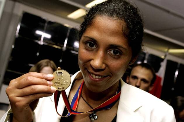Deutschland ist Europameister 2005 - Steffi Jones präsentiert stolz ihre Goldmedaille für den Gewinn der Europameisterschaft Fußball EM Damen Europameisterschaft 2005, Nationalmannschaft, Nationalteam, Frauen, Frauenfußball Porträt Flughafen, Ankunft, Empfang, lächeln Frankfurt M. Freude,