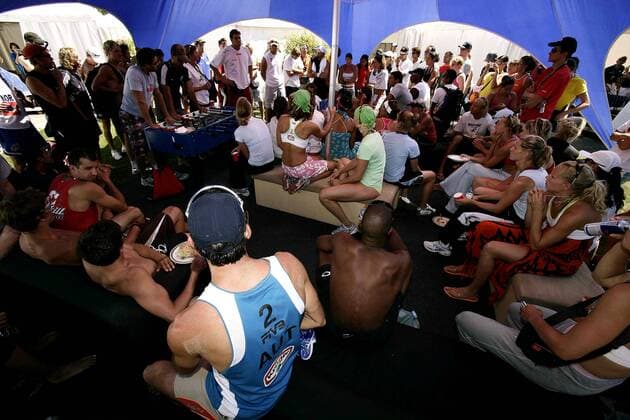 Swatch FIVB Weltmeisterschaft 2005: Versammlung der Teilnehmer, die am dritten Tag des Turniers für neue Verträge und mehr Mitspracherecht im Weltverband streiken Beachvolleyball WM Swatch FIVB Weltmeisterschaft 2005, Beach Totale Berlin