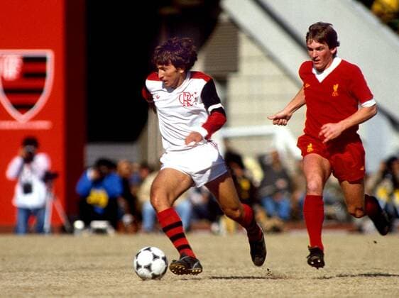 Zico (Flamengo Rio de Janeiro, li.) setzt sich gegen Kenny Dalglish (Liverpool) durch -  Fußball Herren Toyota Cup 1981, Toyotacup, Weltpokal, Finale, Endspiel, Flamengo Rio de Janeiro - Liverpool FC 3:0 Gruppe Tokio Dynamik,