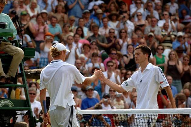 Tim Henman (Großbritannien, re.) gratuliert Dmitri Tursunov (Rußland) Tennis Herren All England Championships 2005, Grand Slam, ATP Tour, Gruppe Wimbledon London