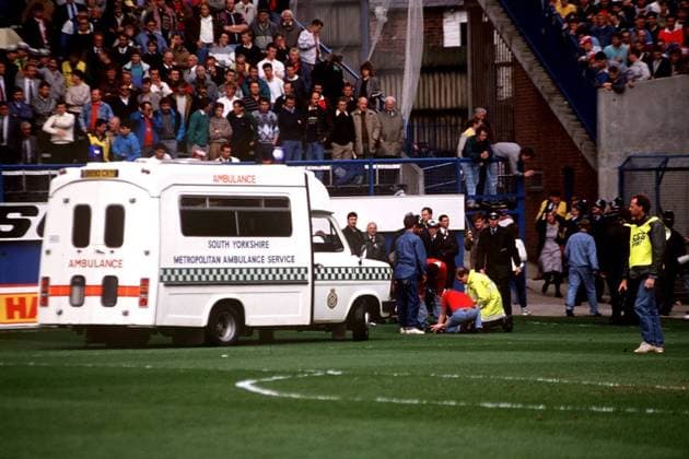 Ein Krankenwagen im Hillsborough Stadium, die Tragödie nahm im überfüllten Liverpool Block ihren Anfang, am Ende verloren 96 Menschen ihr Leben -  Fußball Herren FA Cup 1988 1989, Englischer Pokal, Pokalspiel, Halbfinale, FC Liverpool - Nottingham Forest, Vdia Totale Hillsborough, o0 Fußballgeschichte Fußballhistorie Sheffield, o0 Historie, Geschichte,