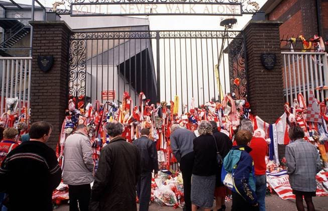 Liverpool Fans gedenken der 96 Opfer der Hillsborough Tragödie vor den Toren des Stadions an der Anfield Road, Schals, Trikots und Blumen werden unter dem Schriftzug You will never walk alone niedergelegt -  Fußball Herren FA Cup 1988 1989, Englischer Pokal, Pokalspiel, Halbfinale, FC Liverpool, 1. Englische Liga, Vdia Totale Anfield Road, Stadionunglück, Stadiontragödie Liverpool, o0 Historie Geschichte Fußballhistorie