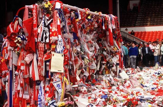 Unglaubliche Anteilnahme der Liverpool Fans für die 96 Opfer der Hillsborough Tragödie, an der Anfield Road sind das Tor und der Rasen ob der Beileidsbekundungen in Form von Schals und Blumen nicht mehr zu sehen -  Fußball Herren FA Cup 1988 1989, Englischer Pokal, Pokalspiel, Halbfinale, FC Liverpool, 1. Englische Liga, Vdia Totale Anfield Road, Stadionunglück, Stadiontragödie Liverpool, o0 Historie Geschichte Fußballhistorie