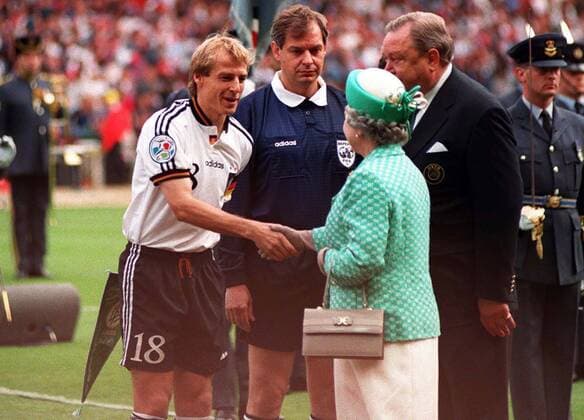 Jürgen Klinsmann (li., Deutschland) begrüßt Queen Elizabeth II. (England) vor dem Finale, FIFA Schiedsrichter Dr. Pierluigi Pairetto (2.v.li., Italien) und UEFA Präsident Lennart Johansson (Schweden) schauen zu -  Fußball EM Herren Europameisterschaft 1996, Länderspiel, Nationalmannschaft, Nationalteam, Nationaltrikot, Vdia Gruppe London