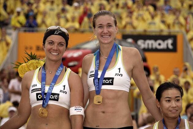 Die Weltmeisterinnnen Kerri Walsh (re.) und Misty May Treanor (beide USA) tragen stolz ihre Goldmedaillen Beachvolleyball WM Damen Swatch FIVB Weltmeisterschaft 2005, Beach, Finale, Endspiel Gruppe Berlin Freude,