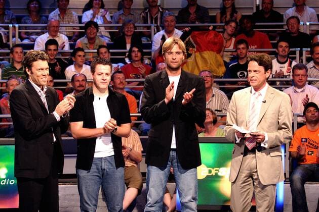 Moderator Rudi Cerne (re.) mit seinen Gäste Urs Meier (Schweiz, li.), ehemaliger FIFA Schiedsrichter und Trainer Jürgen Klopp (FSV Mainz 05, 2.v.re.) im ZDF Sportstudio Fußball Herren ZDF Sportstudio 2005, Sendung, Fernsehsendung, Sportsendung, Vdig, Gruppe Mainz