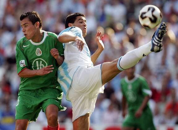 Juan Roman Riquelme (Argentinien, re.) gegen Mario Mendez (Mexiko) Fußball Länderspiel Herren Confederations Cup 2005, Confederationscup, Konföderationencup, Konföderationen, Länderspiel Gruppe Hannover Dynamik, Kampf,