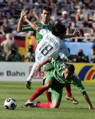 Mario Santana (Argentinien) fällt auf Mario Mendez; dahinter Jared Borgetti (beide Mexiko) Fußball Länderspiel Herren Confederations Cup 2005, Confederationscup, Konföderationencup, Konföderationen, Länderspiel Gruppe Hannover Dynamik, Kampf,