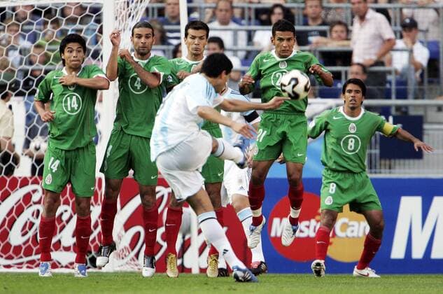 Juan Roman Riquelme (Argentinien) - Freistoß gegen die mexikanische Abwehrmauer, v. li.: Gonzalo Pineda, Rafael Marquez, Jared Borgetti, Jaime Lozano und Pavel Pardo Fußball Länderspiel Herren Confederations Cup 2005, Confederationscup, Konföderationencup, Konföderationen, Länderspiel Gruppe Hannover Dynamik,