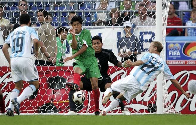 Luciano Figueroa (Argentinien) erzielt den 1:1 Ausgleich, Ricardo Osorio und Torwart Oswaldo Sanchez (beide Mexiko) kommen zu spät Fußball Länderspiel Herren Confederations Cup 2005, Confederationscup, Konföderationencup, Konföderationen, Länderspiel Gruppe Hannover Dynamik,