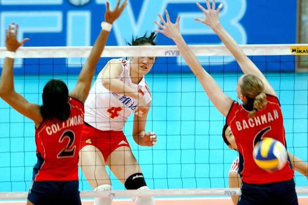 Yanan Liu (China, Mitte) setzt sich per Schmetterball gegen Elisabeth Bachman (re.) und Jane Collymore (beide USA) durch -  Volleyball Länderspiel Damen World Grand Prix 2005, Länderspiel, Nationalmannschaft, Nationalteam, Nationaltrikot, Gruppe IMCpau4678110 Ningbo Dynamik,