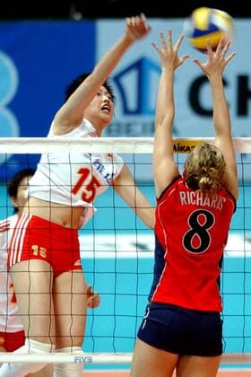 Yunwen Ma (China, li.) - Schmetterball gegen Kristin Richards (USA) -  Volleyball Länderspiel Damen World Grand Prix 2005, Länderspiel, Nationalmannschaft, Nationalteam, Nationaltrikot, Gruppe IMCpau4678111 Ningbo Dynamik,