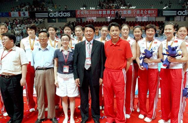 Grand Prix Sieger China mit Nationaltrainer Chen Zhonge (re.) während der Siegerehrung -  Volleyball Länderspiel Damen World Grand Prix 2005, Länderspiel, Nationalmannschaft, Nationalteam, Nationaltrikot, Totale IMCpau4678113 Ningbo, Podest, Podium, Freude,