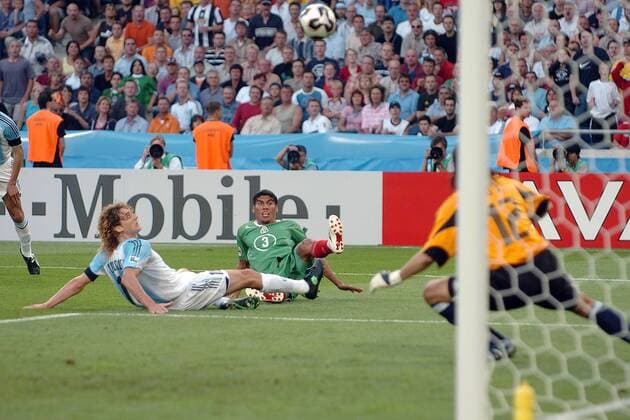 Carlos Salcido (Mexiko, re.) verfolgt wie Fabricio Coloccini gebannt den Ball, doch Torwart Lux (beide Argentinien) hat keine Abwehrchance - 1:0 für Mexiko Fußball Länderspiel Herren Confederations Cup 2005, Confederationscup, Konföderationencup, Konföderationen, Länderspiel Gruppe Hannover Spannung,