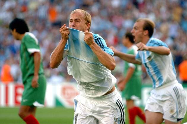 Luciano Figueroa (Argentinien) küsst aus Freude über den 1:1 Ausgleich sein Trikot Fußball Länderspiel Herren Confederations Cup 2005, Confederationscup, Konföderationencup, Konföderationen, Länderspiel Einzelbild Hannover Freude, Begeisterung,