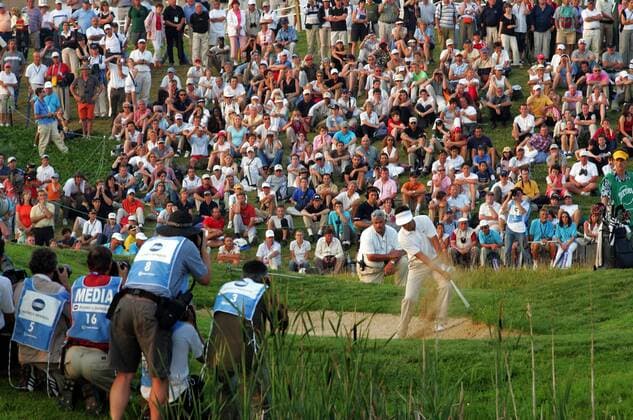 Nicht nur die Golffans, sondern auch einige Sportfotografen nehmen Jean van de Velde (Frankreich) bei seinem Bunkerspiel genauestens ins Visier Golf Herren Open de France 2005, PGA European Tour, TPC of Europe, Golfen Totale Le Golf National Paris, pan9940 Paris  