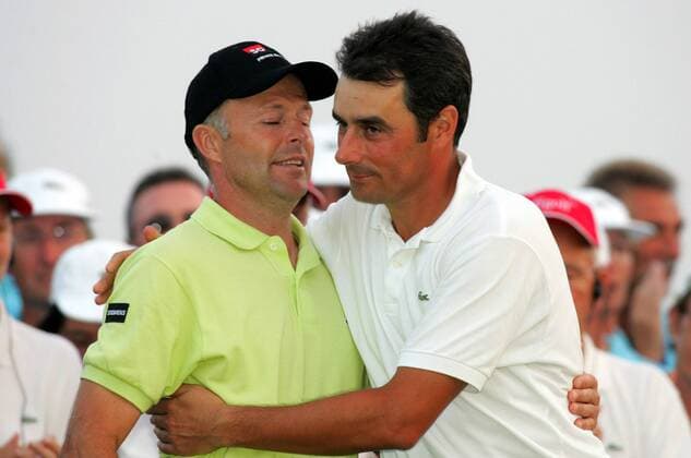 Sieger Jean Francois Remesy (li.) nimmt die Glückwünsche von seinem zweitplatzierten Landsmann Jean van de Velde (beide Frankreich) entgegen Golf Herren Open de France 2005, PGA European Tour, TPC of Europe, Golfen Gruppe Le Golf National Paris, pan9940 Paris  