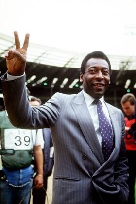Pele (Brasilien) grüßt vor dem Jubiläumsspiel anläßlich der 100 Jahrfeier der englischen Football League die Anhänger -  Fußball Herren Jubiläumsspiel 1987, Jubiläum, Ligajubiläum, Geburtstag Einzelbild Wembley, Wembleystadion, Stadion London