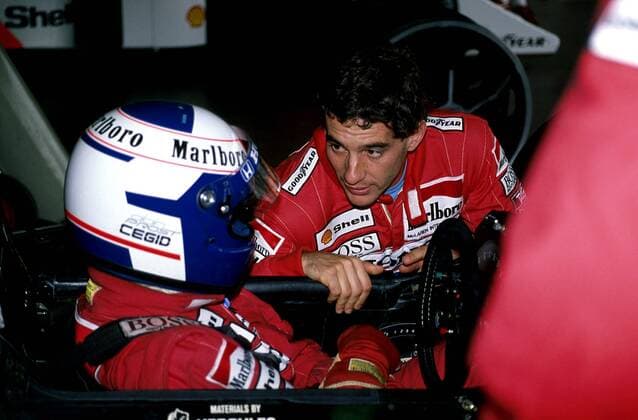 Ayrton Senna (Brasilien, re.) im Gespräch mit seinem Teamkollegen Alain Prost (Frankreich beide McLaren Honda) Motorsport Grand Prix Herren Großer Preis von Monaco 1989, Formel 1 Weltmeisterschaft, F1, F, GP, WM Gruppe Circuit de Monaco Monte Carlo
