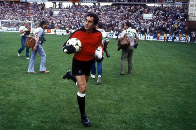 Torwart Mahdi Cerbah (Algerien) läuft mit dem Spielball - Adidas Tango Espana - als Souvenir unterm Arm vom Feld Fußball WM Herren Weltmeisterschaft 1982, Nationalmannschaft, Nationalteam, Nationaltrikot, Länderspiel, Gruppe 2 Totale Estadio El Molinon, Stadion, Fußballstadion Gijon