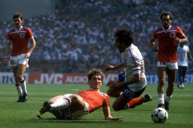 Terry Butcher (England, 2.v.li.) steigt gegen Michel Platini (Frankreich, 2.v.re.) hart ein, Bryan Robson (li.) und Ray Wilkins (beide England) schauen zu Fußball WM Herren Weltmeisterschaft 1982, Nationalmannschaft, Nationalteam, Nationaltrikot, Länderspiel, Gruppe 4 Gruppe Bilbao Kampf,