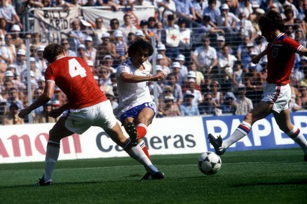 Michel Platini (Frankreich, Mitte) zieht gegen Terry Butcher (li.) und Steve Coppell (beide England) ab Fußball WM Herren Weltmeisterschaft 1982, Nationalmannschaft, Nationalteam, Nationaltrikot, Länderspiel, Gruppe 4 Gruppe Bilbao Dynamik,
