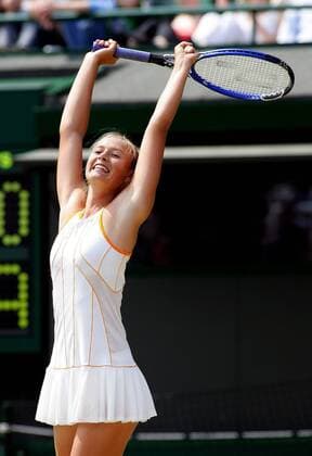 Maria Sharapova (Rußland) in Siegerpose Tennis Damen All England Championships 2005, WTA Tour, Grand Slam Einzelbild Wimbledon London Freude, Begeisterung,
