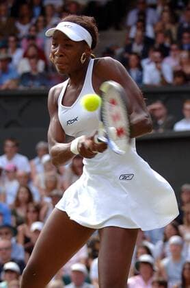 Venus Williams (USA) - beidhändige Rückhand Tennis Damen All England Championships 2005, WTA Tour, Grand Slam Einzelbild Wimbledon London Dynamik,
