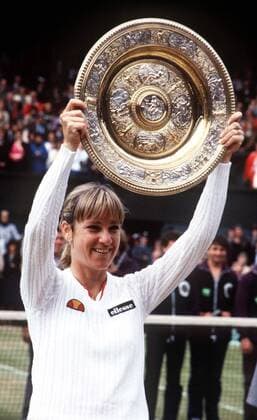 Wimbledonsiegerin Chris Evert (USA) präsentiert die Trophäe -  Tennis Damen All England Championships 1981, Grand Slam, WTA Einzelbild Wimbledon Aufnahmedatum geschätzt London Freude,