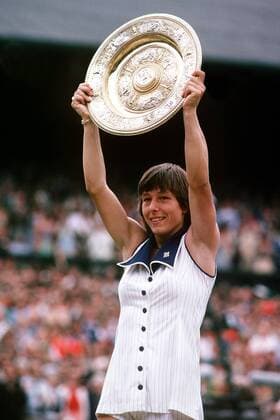 Siegerin Martina Navratilova (CSSR) präsentiert stolz die Trophäe -  Tennis Damen All England Championships 1978, Grand Slam, WTA Einzelbild Wimbledon London Freude,