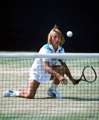 Martina Navratilova (USA) fixiert den Ball -  Tennis Damen All England Championships 1984, Grand Slam, WTA Tour, Rasen, Rasenplatz, Rasentennis, Rasenturnier Einzelbild Wimbledon Aufnahmedatum geschätzt London