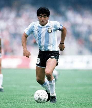 Diego Armando Maradona (Argentinien) am Ball -  Fußball WM Herren Weltmeisterschaft 1986, Länderspiel, Nationalmannschaft, Nationalteam, Nationaltrikot, Gruppe A Einzelbild Mexiko Stadt, Mexico City Dynamik,